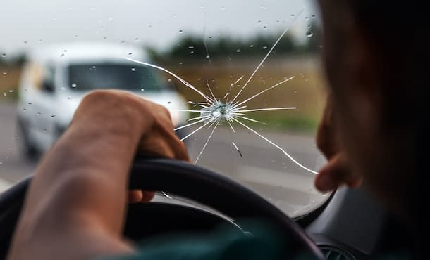 PERCHÈ GUIDARE CON IL PARABREZZA DANNEGGIATO È PERICOLOSO